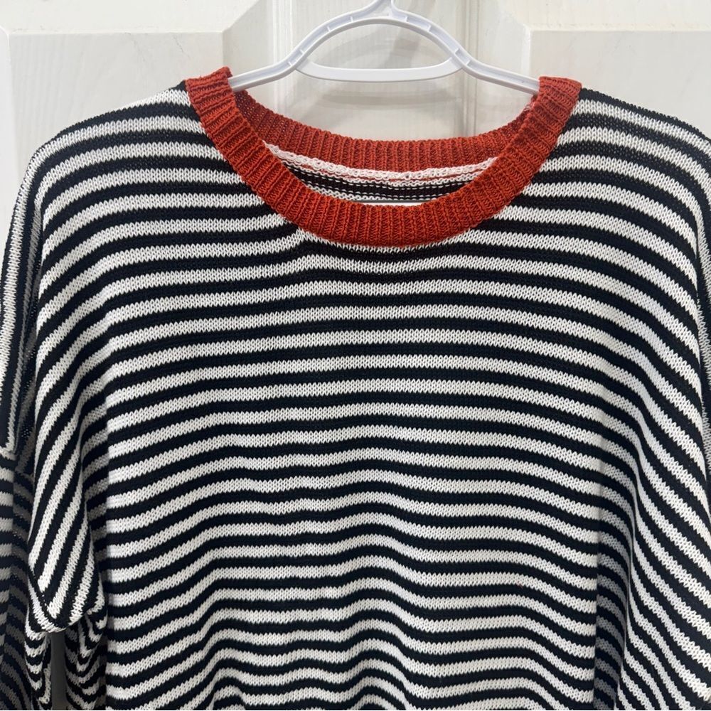 Striped artsy casual asymmetrical Black &White long sleeve crew neck Sweater - Picture 12 of 12
